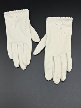 Vintage Women's Scalloped Edge Gloves With Hand Stitched Flowers.